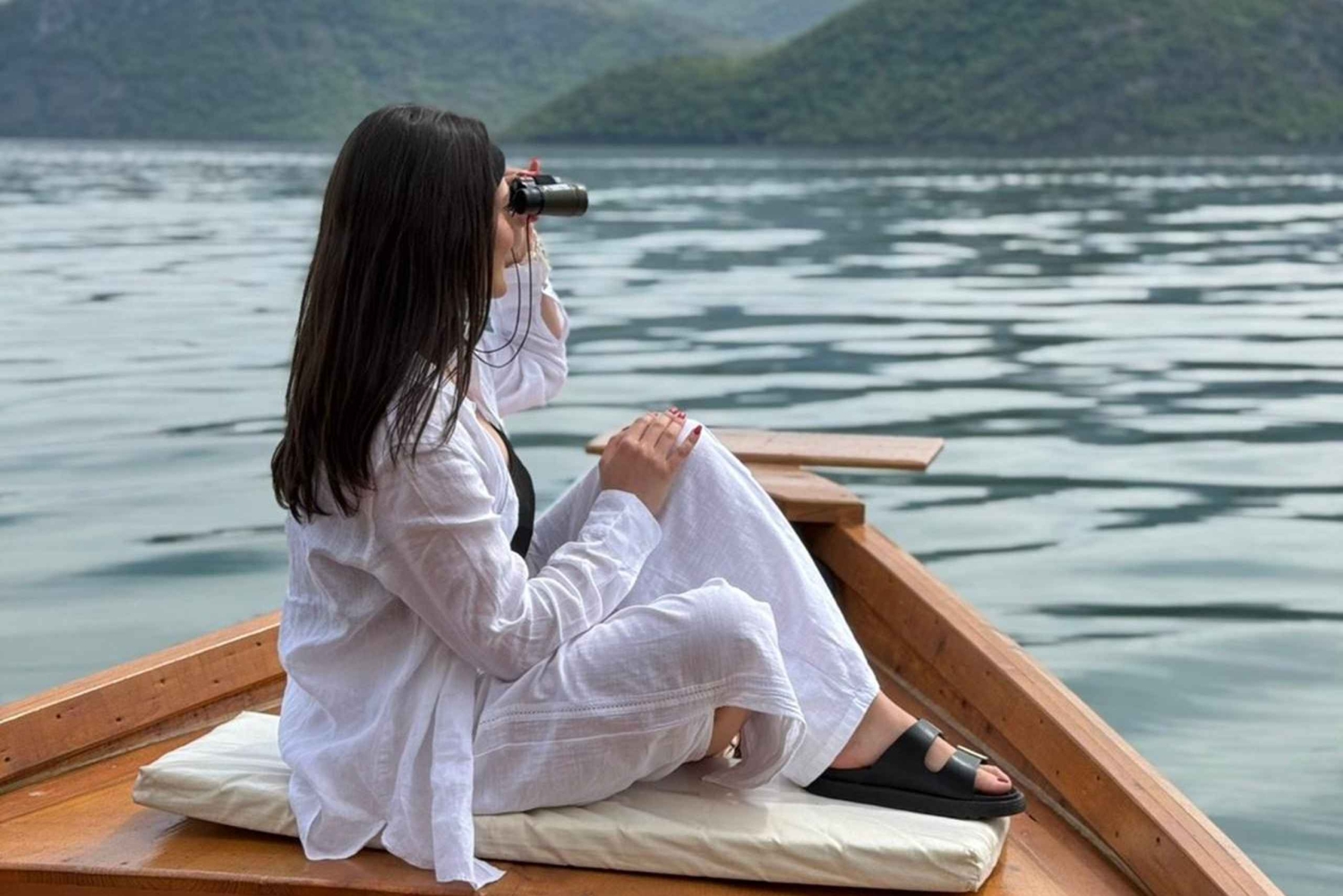 Virpazar–Skadarmeer: 2 uur varen op een traditionele houten boot