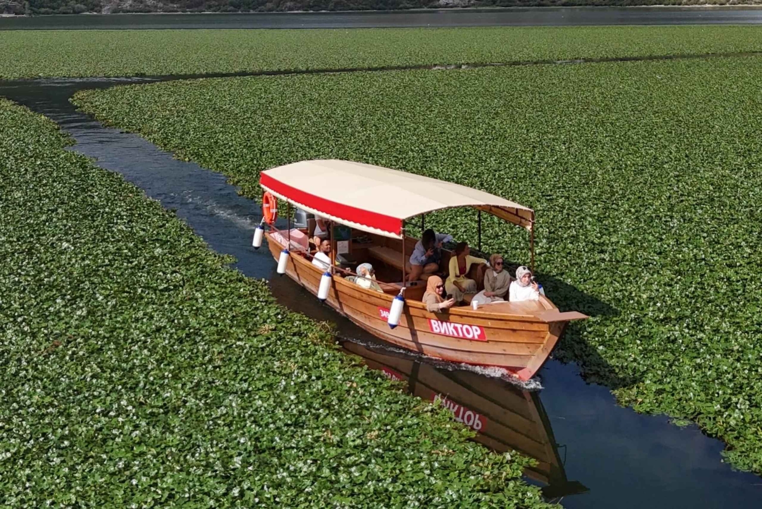 Virpazar–Skadarmeer: 2 uur varen op een traditionele houten boot