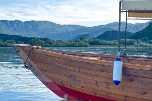 Virpazar–Skadarmeer: 2 uur varen op een traditionele houten boot