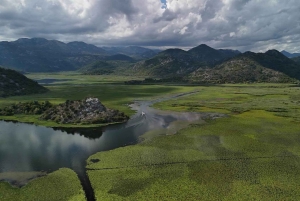 Virpazar–Skadarmeer: 2 uur varen op een traditionele houten boot