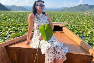 Virpazar–Skadarmeer: 2 uur varen op een traditionele houten boot