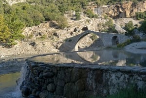 Besuche die Thermalbäder von Permet und die Burg Tepelena