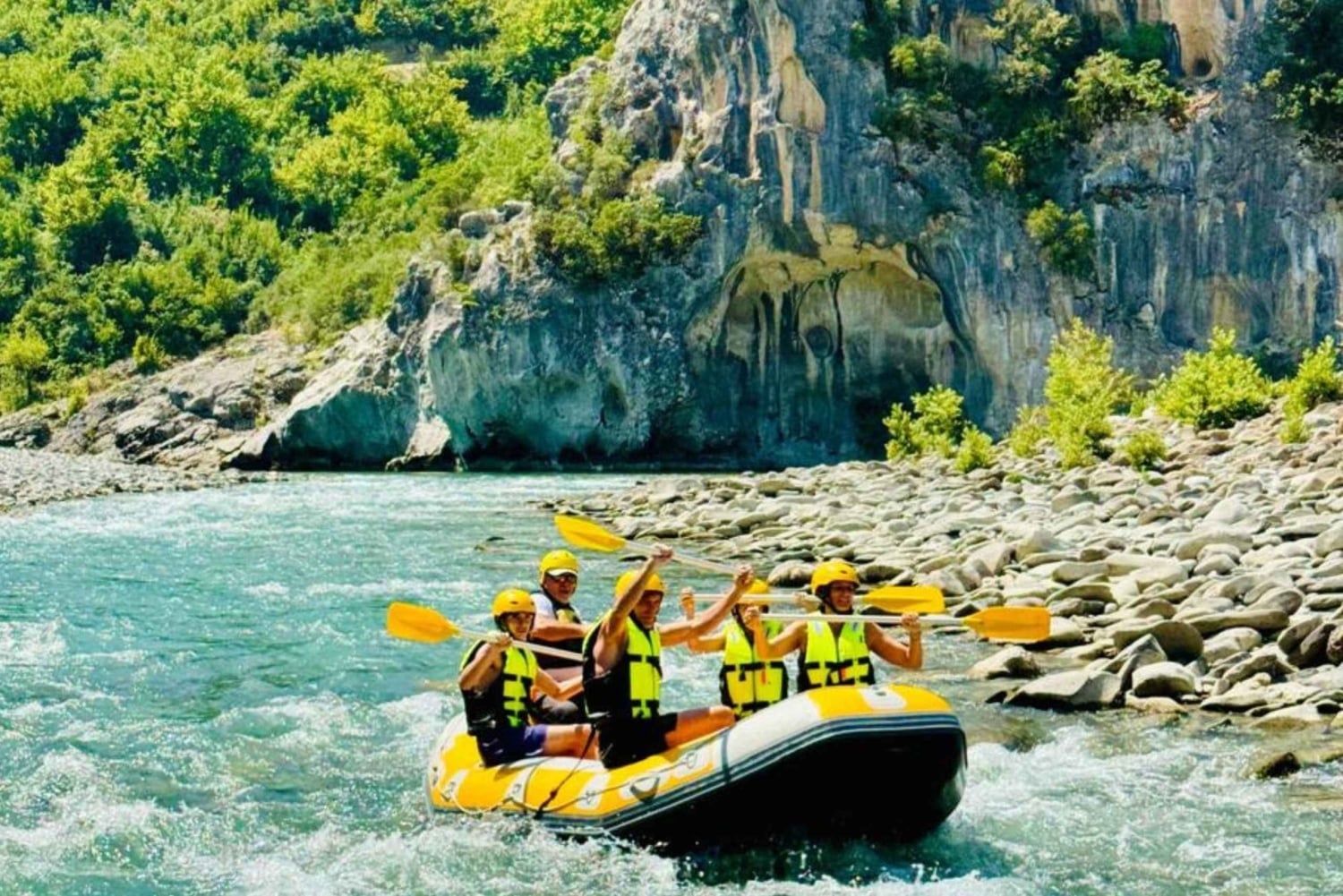 Rafting sul fiume Vjosa e bagni nel canyon di Langarica: avventura di 2 giorni