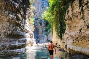Rafting sul fiume Vjosa e bagni nel canyon di Langarica: avventura di 2 giorni