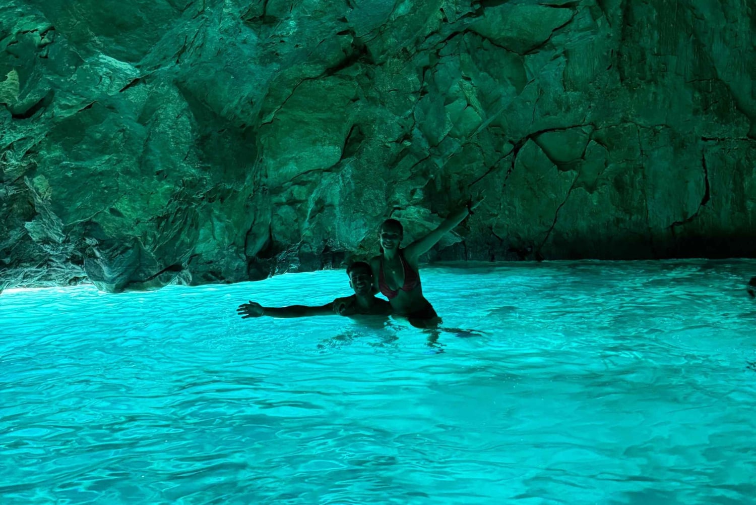 Влёра: Полнодневная экскурсия на скоростном катере в Голубую пещеру и залив Грама