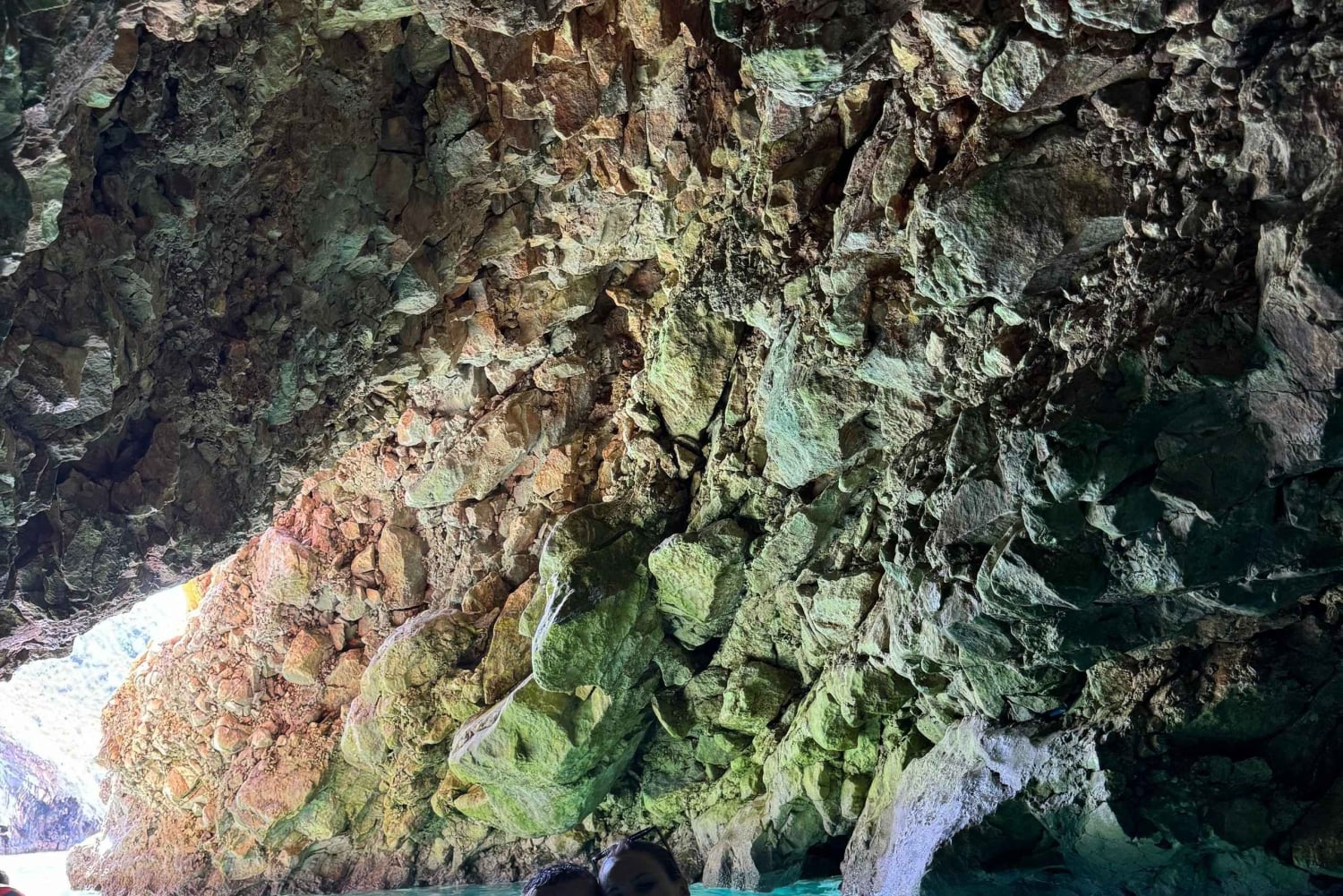 Влёра: Полнодневная экскурсия на скоростном катере в Голубую пещеру и залив Грама