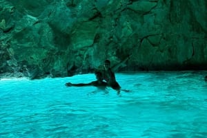 Vlora : Grotte bleue et baie de Grama : excursion d'une journée en hors-bord