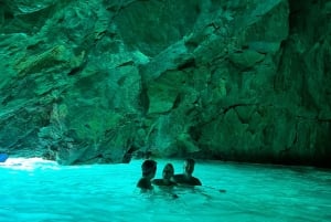 Vlora : Grotte bleue et baie de Grama : excursion d'une journée en hors-bord