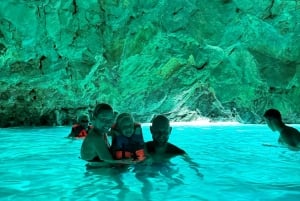 Vlora : Grotte bleue et baie de Grama : excursion d'une journée en hors-bord