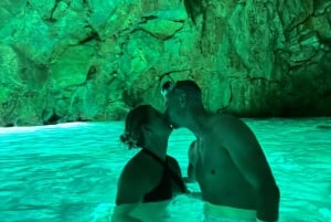 Vlora : Grotte bleue et baie de Grama : excursion d'une journée en hors-bord