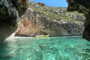 Vlora : Grotte bleue et baie de Grama : excursion d'une journée en hors-bord