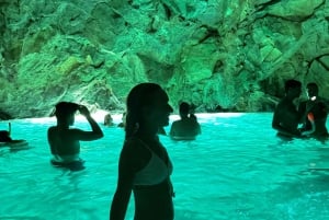 Vlora : Grotte bleue et baie de Grama : excursion d'une journée en hors-bord