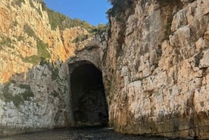 Vlora : Grotte bleue et baie de Grama : excursion d'une journée en hors-bord