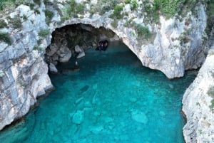 Vlora : Grotte bleue et baie de Grama : excursion d'une journée en hors-bord