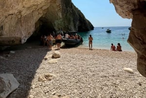 Vlora : Grotte bleue et baie de Grama : excursion d'une journée en hors-bord