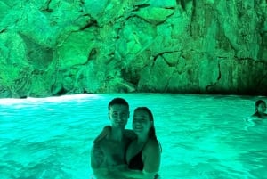 Vlora : Grotte bleue et baie de Grama : excursion d'une journée en hors-bord