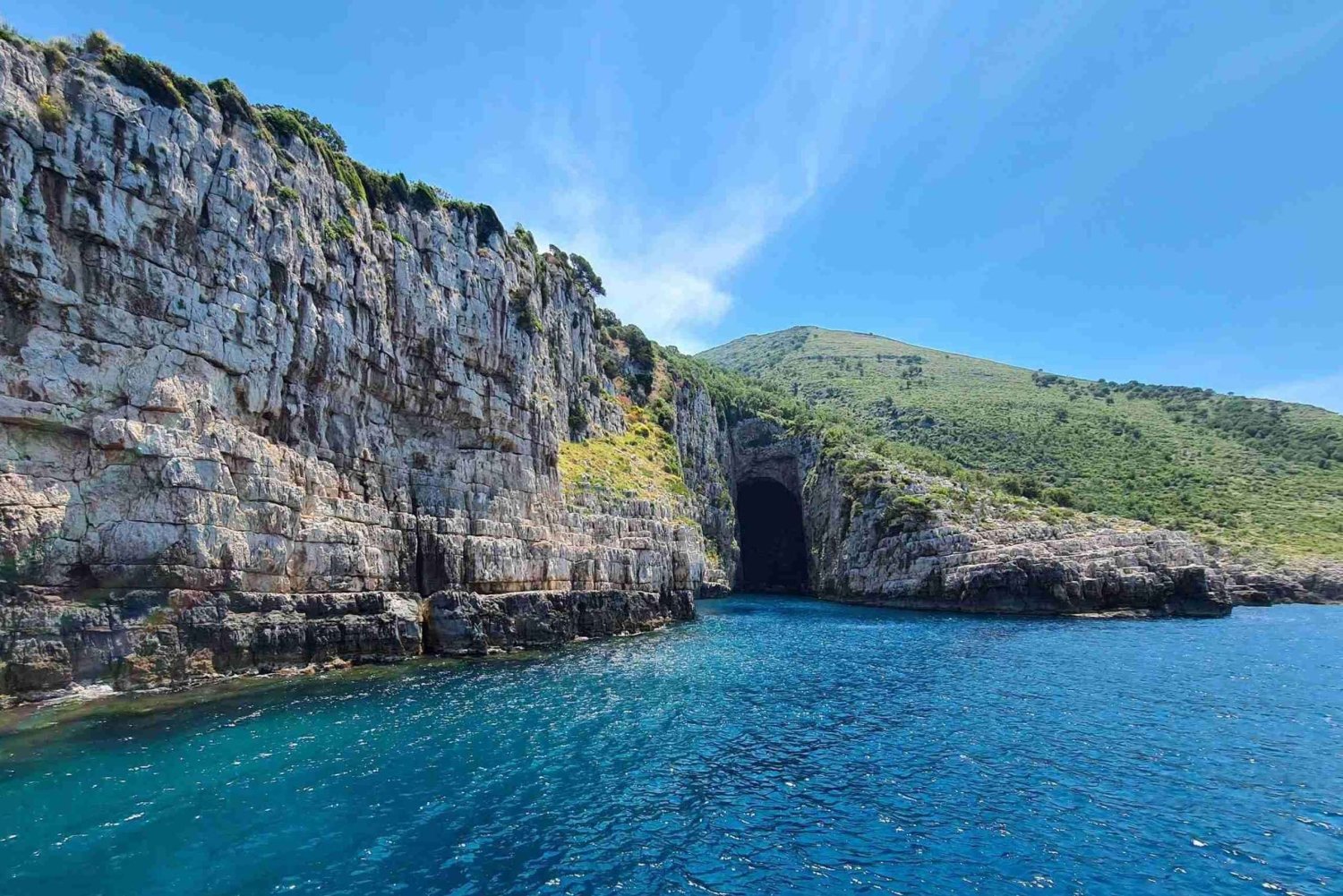Experiência do Pôr do Sol Rosa em Vlora – Passeio Romântico Privado de Barco