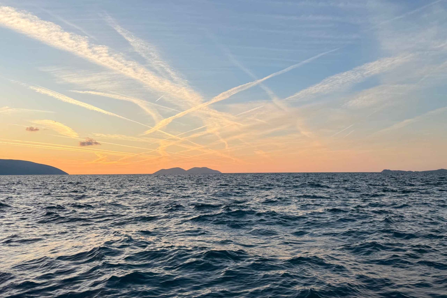 Vlora: venekierros auringonlaskussa viinin ja paikallisten hedelmien kera