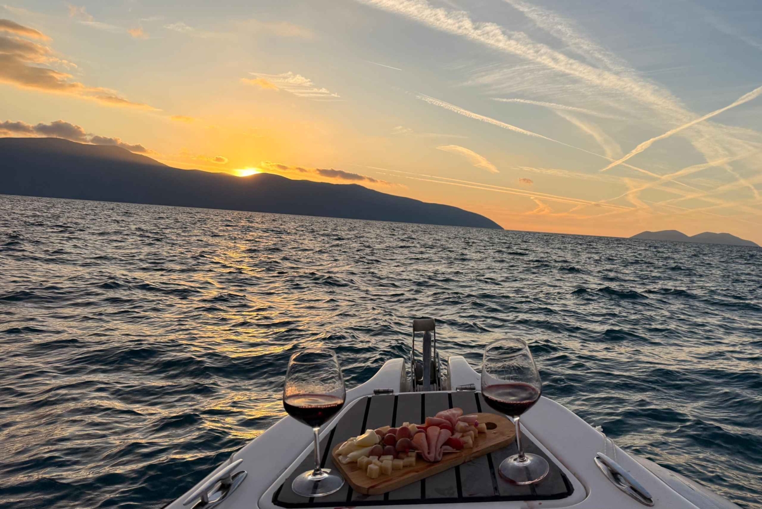 Vlora: venekierros auringonlaskussa viinin ja paikallisten hedelmien kera