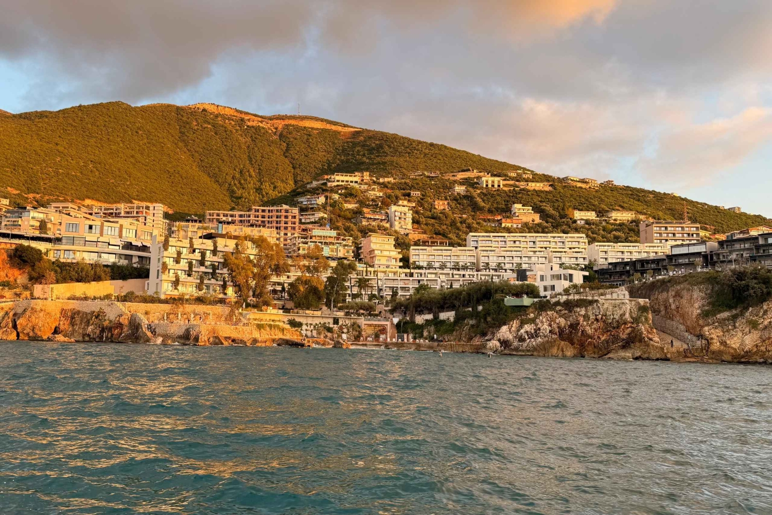 Vlora: venekierros auringonlaskussa viinin ja paikallisten hedelmien kera