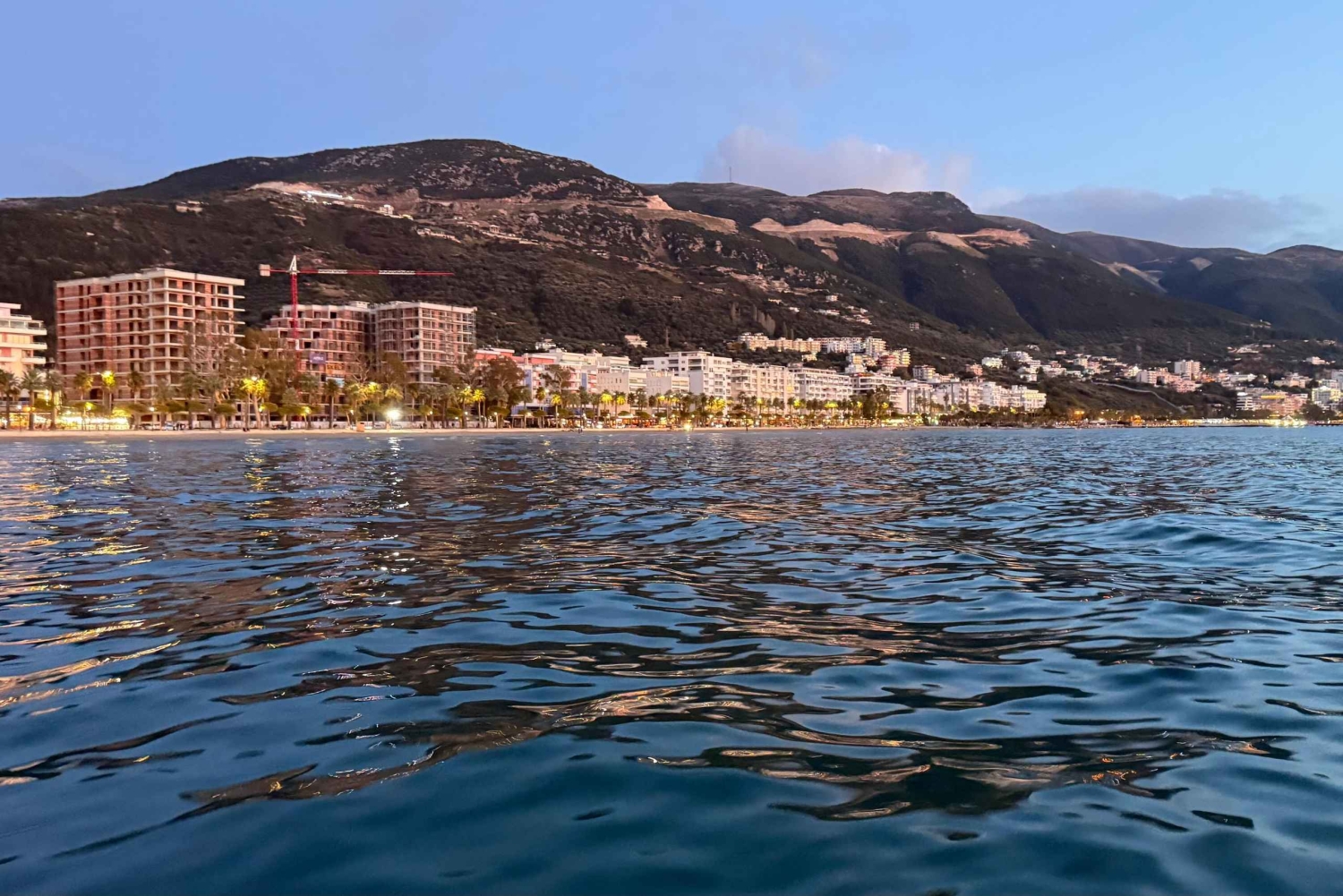 Vlora: venekierros auringonlaskussa viinin ja paikallisten hedelmien kera