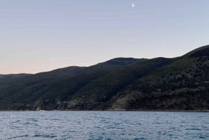Vlore: Ciudad costera Navega de Noche