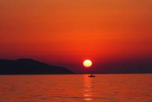 Vlore: Ciudad costera Navega de Noche
