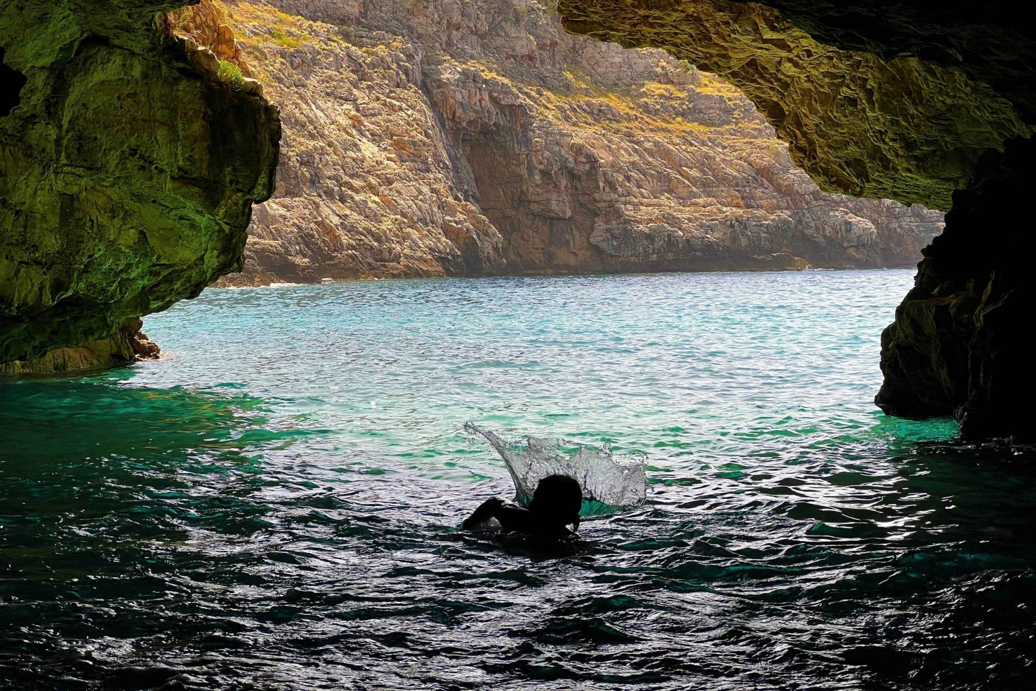 Wlora: Zatoka Grama i jaskinie Karaburun – 8-godzinna wycieczka łodzią motorową