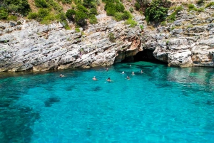 Grama Bay: Small Group Caves & Beaches Speedboat Guided Tour