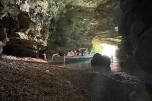Vlore : La grotte de Haxhi Ali et la grotte de Dafina en bateau à moteur