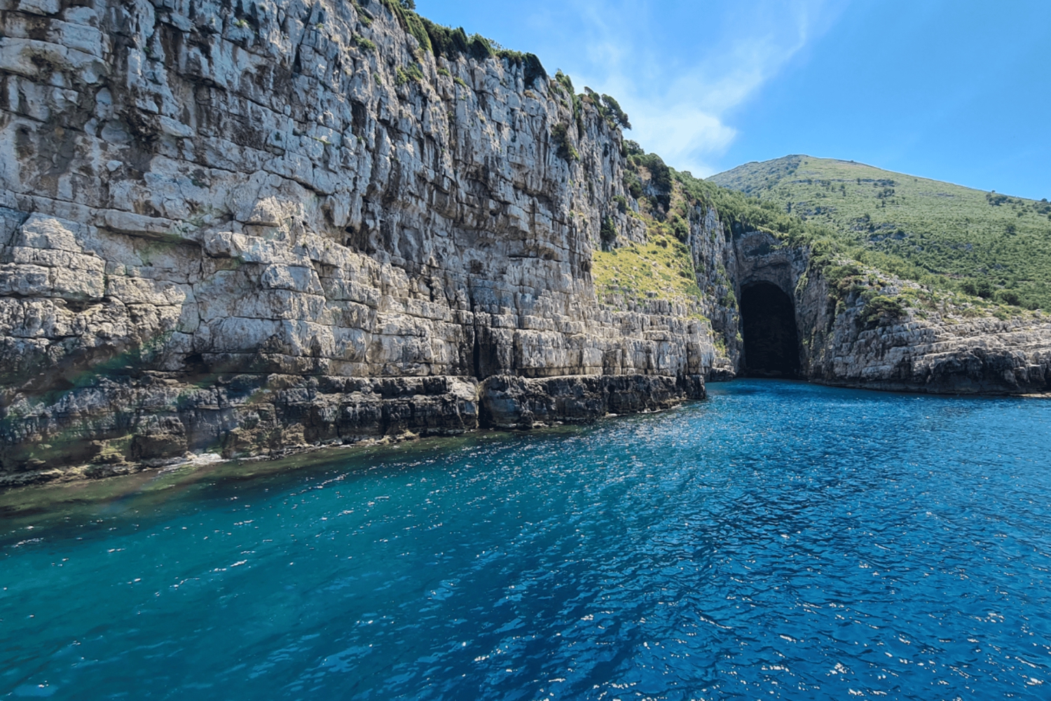 Vlora: Bootstour zur Haxhi-Ali-Höhle und zur Halbinsel Karaburun
