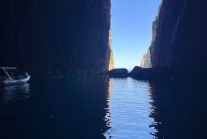 Udforsk Sazan-øen, Haxhi Ali-hulen og Karaburun med speedbåd