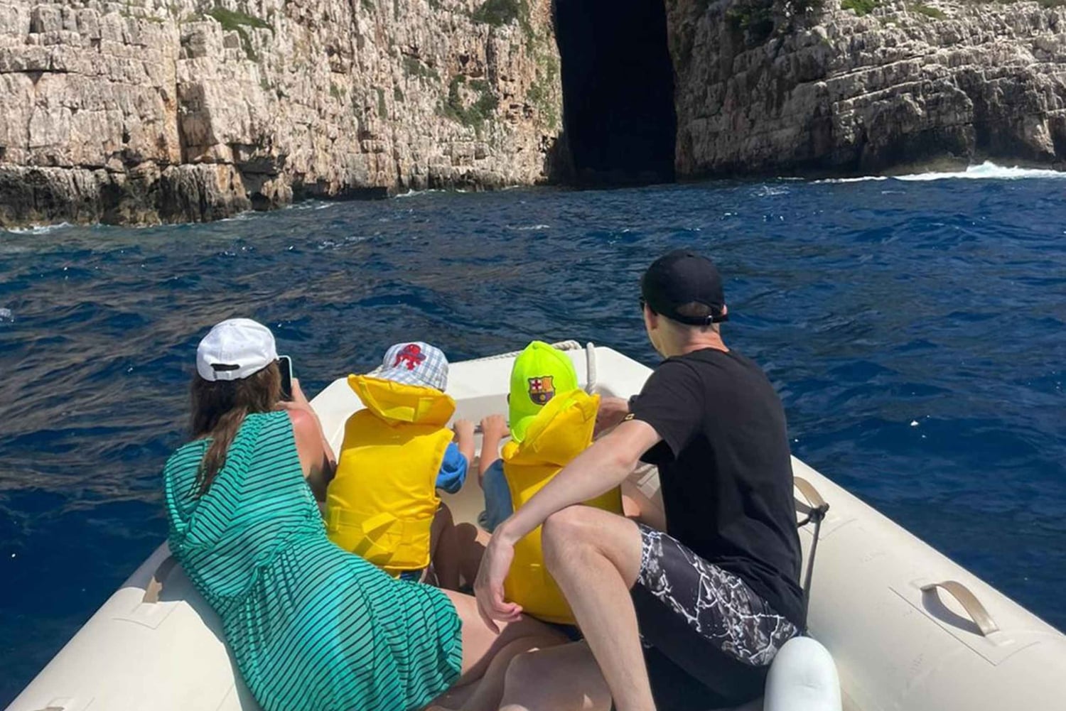 ヴロラ：サザン - ハクシ・アリ洞窟 - カラブルンへのプライベートボートツアー