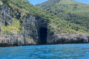 ヴロラ：サザン - ハクシ・アリ洞窟 - カラブルンへのプライベートボートツアー