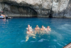 ヴロラ：ハシ アリ洞窟へのプライベート スピードボート ツアー