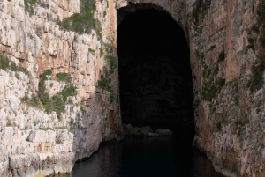 ヴロラ：ハシ アリ洞窟へのプライベート スピードボート ツアー