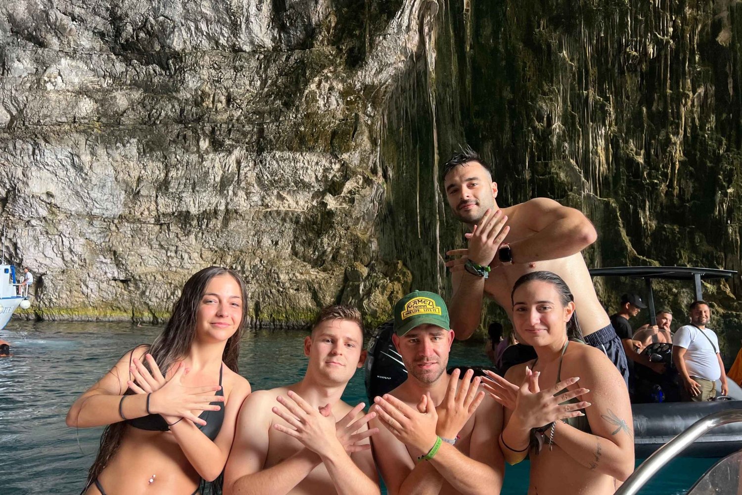 Vlore: Upplevelse av båttur på ön Sazan och grottan Haxhi Ali
