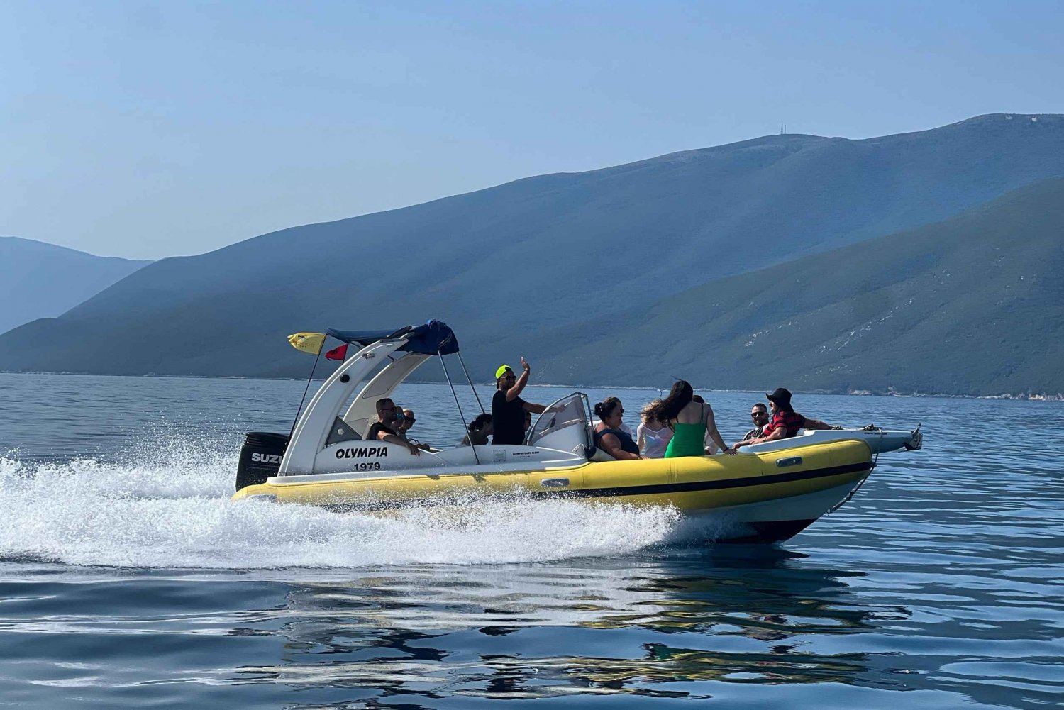 Vlore: Wyspa Sazan i jaskinia Haxhi Ali - wycieczka z przewodnikiem łodzią motorową