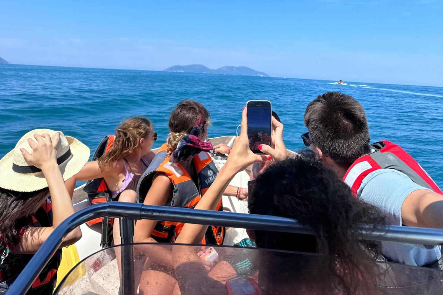 Vlore: Wyspa Sazan i jaskinia Haxhi Ali - wycieczka z przewodnikiem łodzią motorową