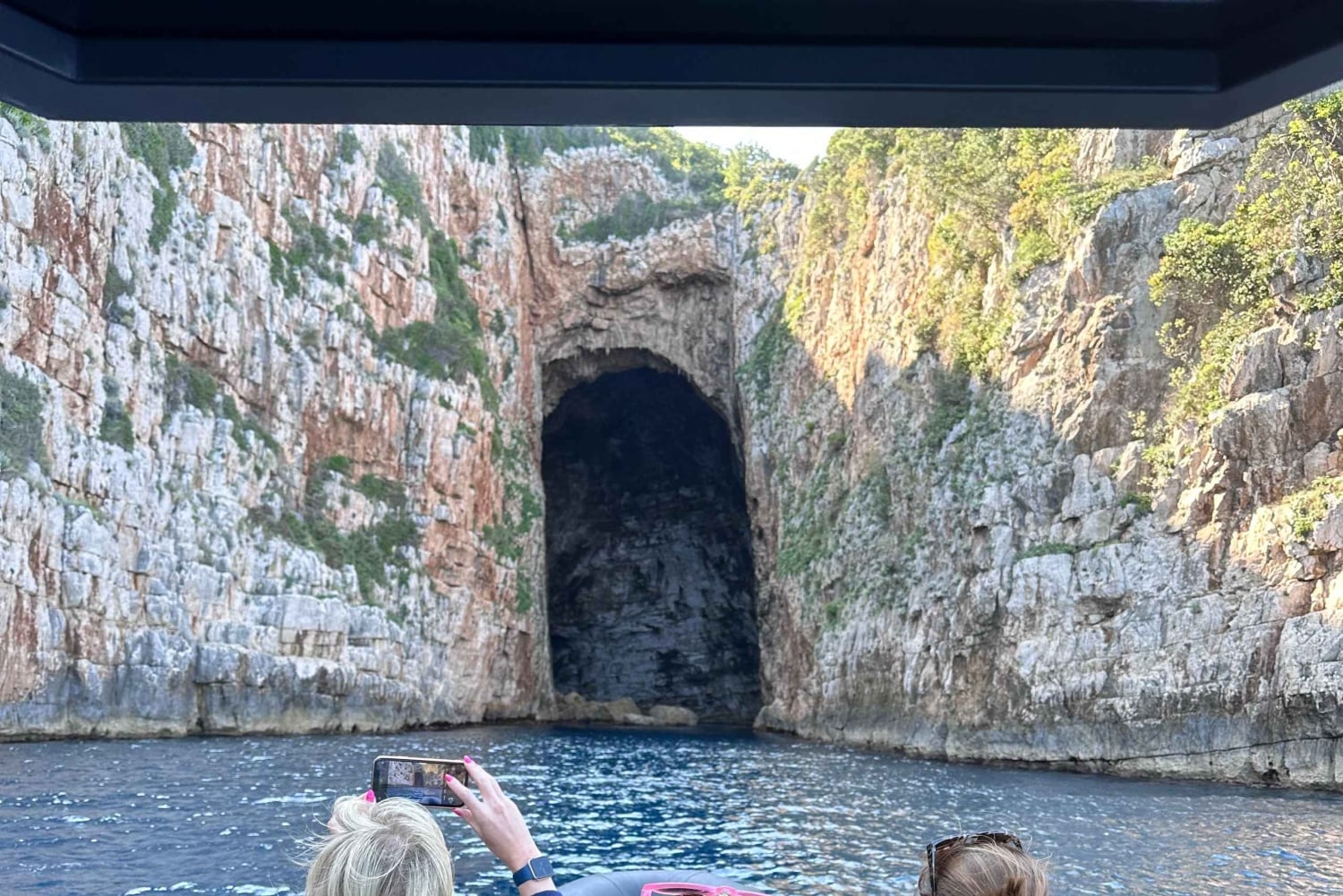 Vlore: Wyspa Sazan i jaskinia Haxhi Ali - wycieczka z przewodnikiem łodzią motorową