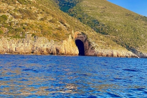 Vlore: Wyspa Sazan i jaskinia Haxhi Ali - wycieczka z przewodnikiem łodzią motorową