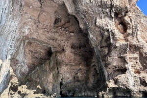 Vlore: Wyspa Sazan i jaskinia Haxhi Ali - wycieczka z przewodnikiem łodzią motorową