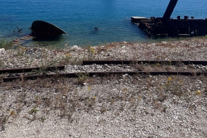 Vlore: Wyspa Sazan i jaskinia Haxhi Ali - wycieczka z przewodnikiem łodzią motorową