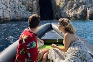 Vlore: Wyspa Sazan i jaskinia Haxhi Ali - wycieczka z przewodnikiem łodzią motorową