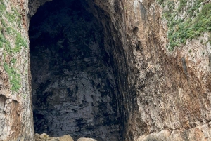 Vlore: Wyspa Sazan i jaskinia Haxhi Ali - wycieczka z przewodnikiem łodzią motorową