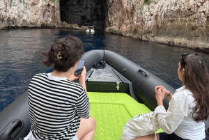 Vlore: Wyspa Sazan i jaskinia Haxhi Ali - wycieczka z przewodnikiem łodzią motorową