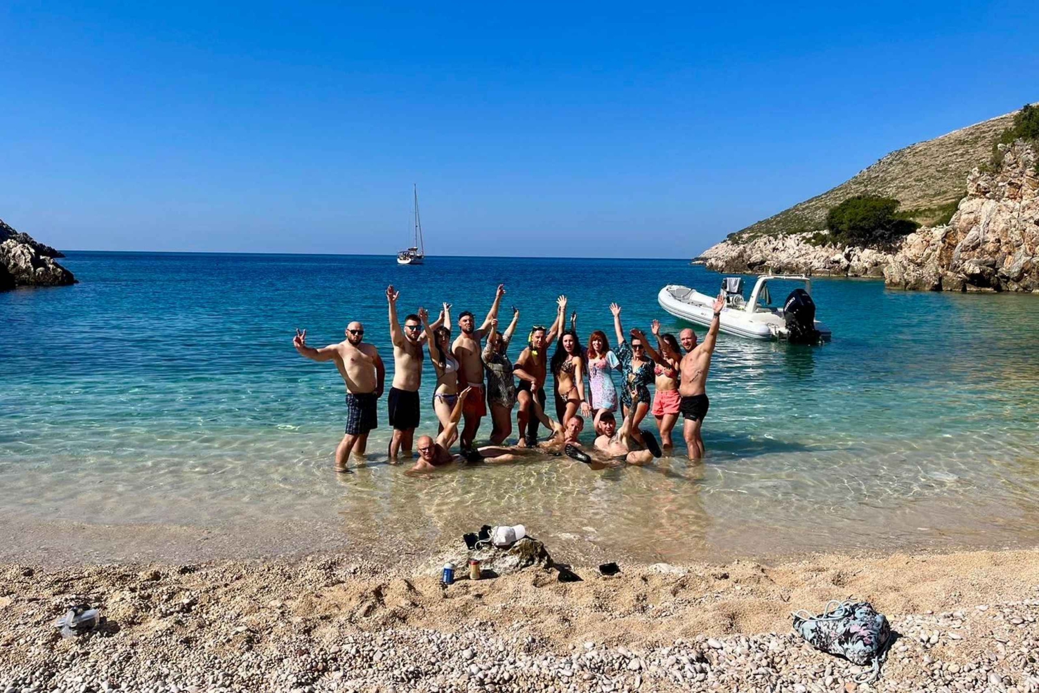 Влёра: тур на скоростном катере к тайной голубой пещере и бухте Грама