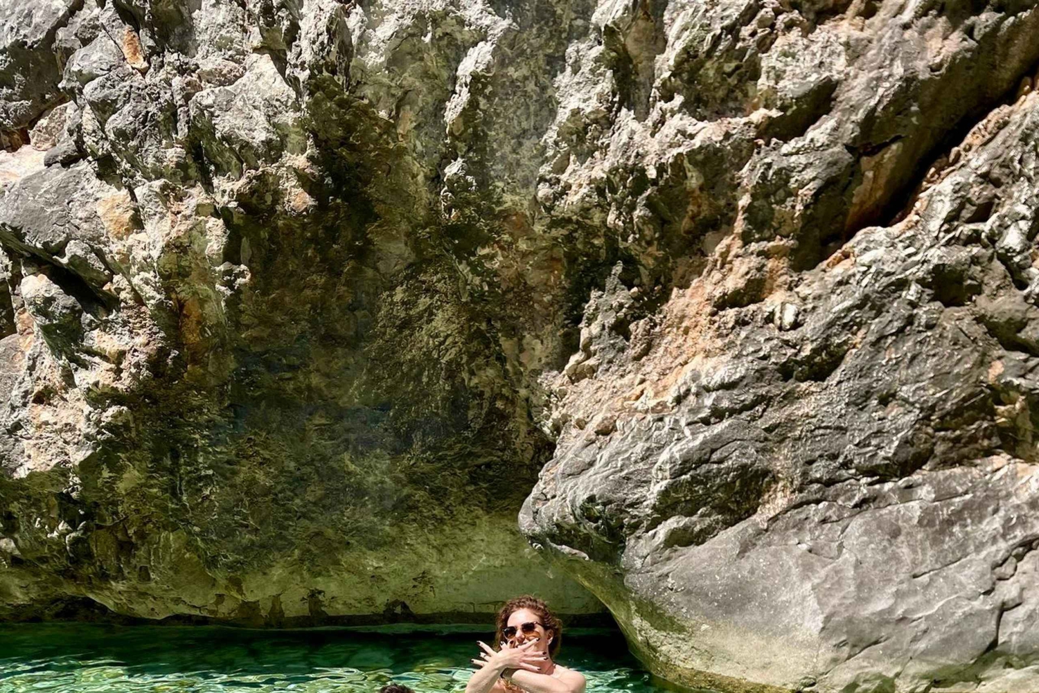 Влёра: тур на скоростном катере к тайной голубой пещере и бухте Грама