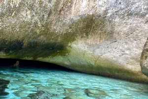 Влёра: тур на скоростном катере к тайной голубой пещере и бухте Грама