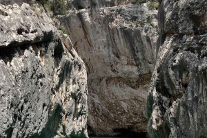 Влёра: тур на скоростном катере к тайной голубой пещере и бухте Грама